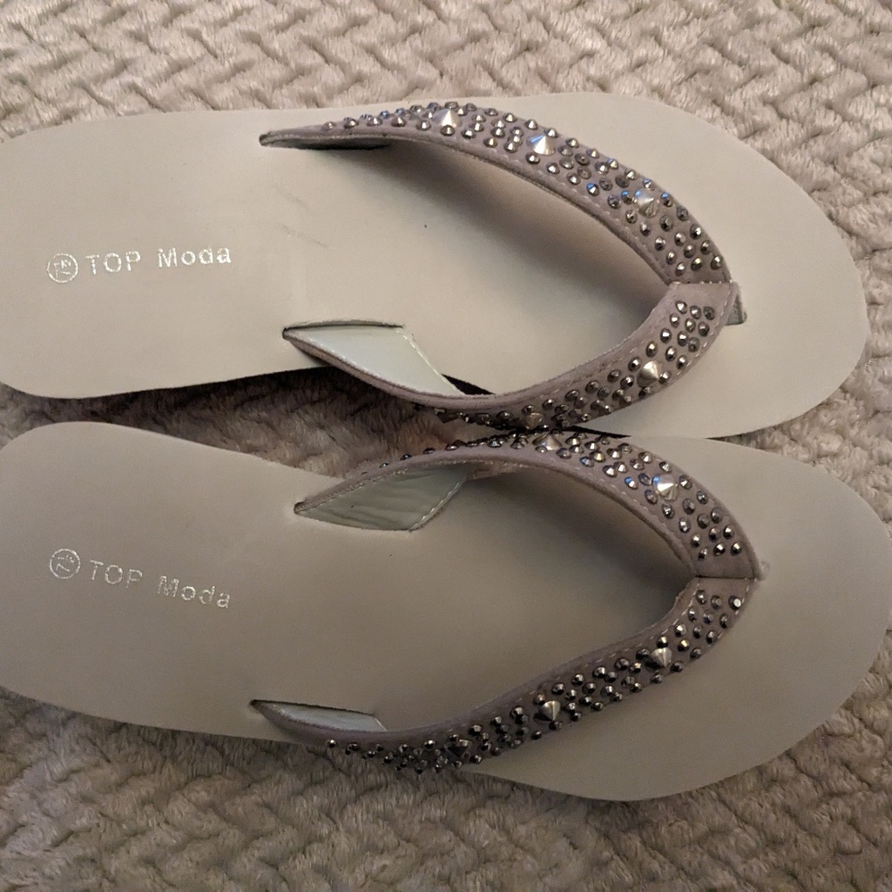 NEW Dove Gray Wedge Studded Flip Flop Sandal- Size 7.5